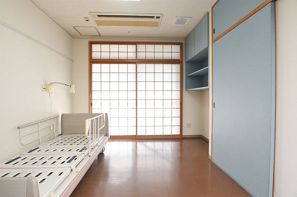 明るい病室の居室