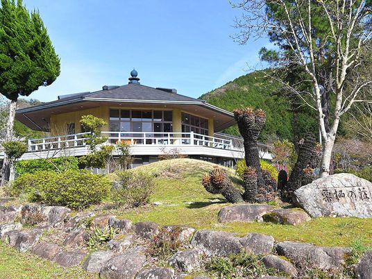 山間の外観  