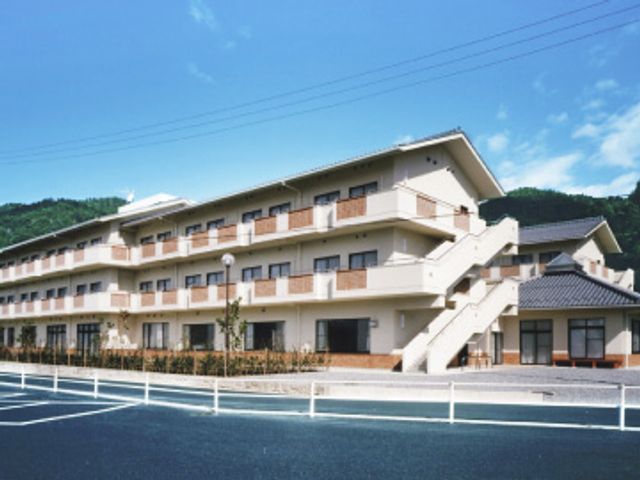 開放的な建物外観 外観 青空の下に位置する広々とした建物です。快適な職場環境をお探しの方に最適です。