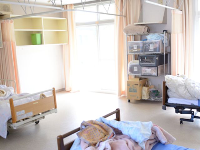 日差しの差し込む居室 居室 窓から自然光がたっぷり入り、明るく快適な空間です。収納スペースも充実しています。