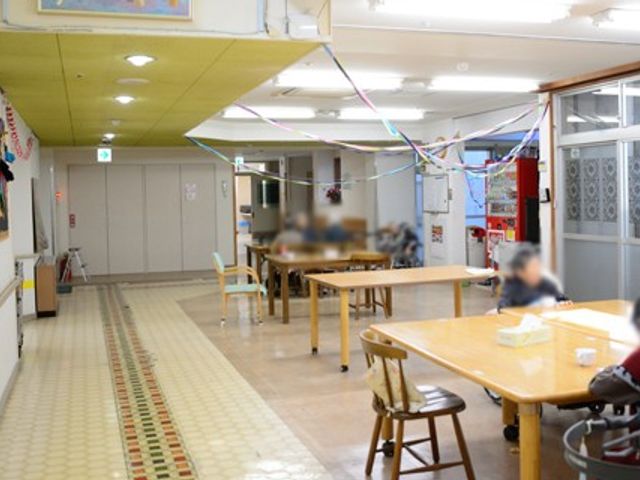 明るい共有スペース ラウンジ ゆったりとしたスペースが広がる明るいラウンジです。椅子でくつろぎながら団らんを楽しめます。