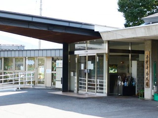 明るいエントランス エントランス 自然光が入る明るい入口です。車椅子でも通行しやすいスロープが設置されています。