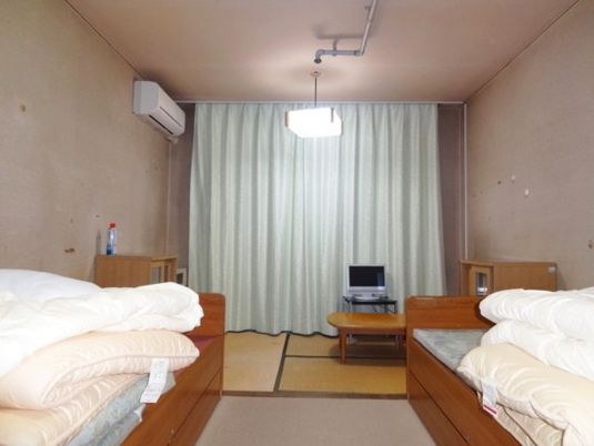 居室のベッドと畳  