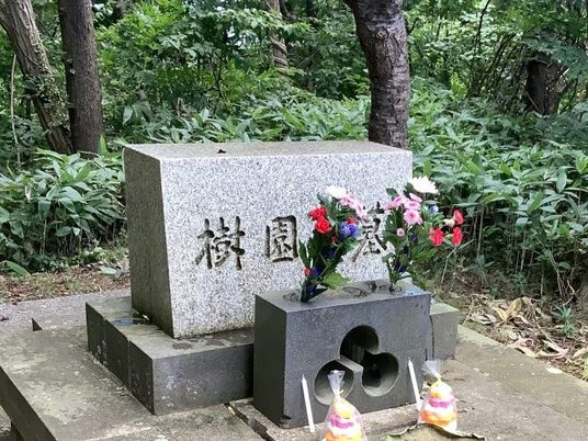 花が添えられた碑  