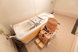 清潔な浴室と介助用椅子