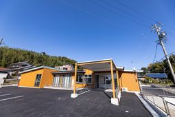 黄色い建物のエントランス