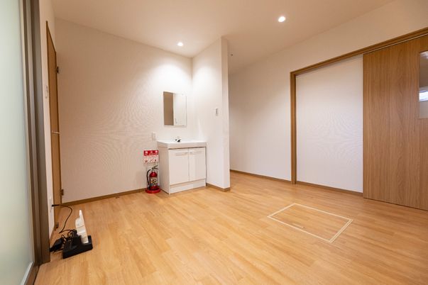 広々とした洋室の内観
