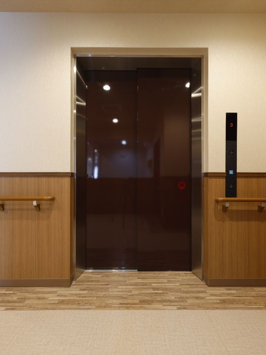 木目調エレベーター内部