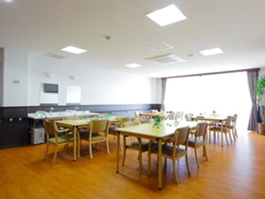 明るい共用ダイニング