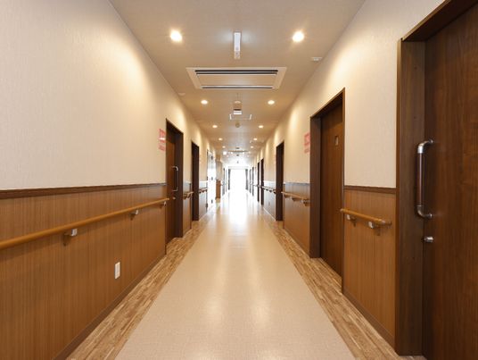 明るく広々とした廊下