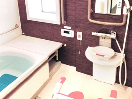 バリアフリー設計の浴室