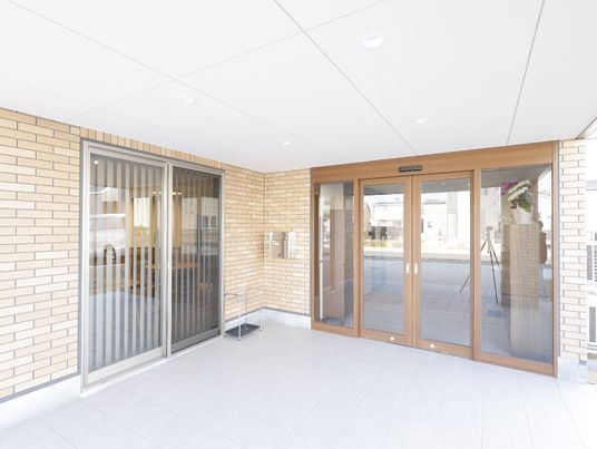 エントランスの明るい通路