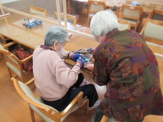 共有スペースで過ごす人々
