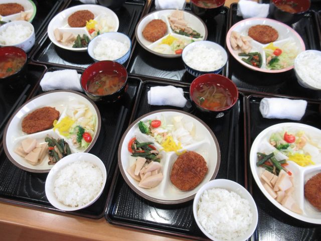 彩り豊かな食事 食堂 色とりどりのバランスの取れた食事を提供する空間です。ゆったりとした食事の時間を楽しめる様子が伺えます。