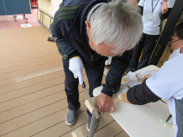 運動支援中の居室 機能訓練室 スタッフの支援を受けながら歩行の練習をしている方がいらっしゃいます。安全で穏やかな支援が受けられる環境が整っています。
