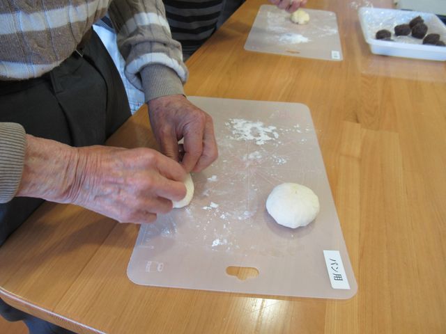手作りのパン居室 居室 手作業でパンを作る穏やかな日常をご提供。趣味の時間も豊かな生活空間です。