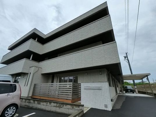 白い外壁の建物外観