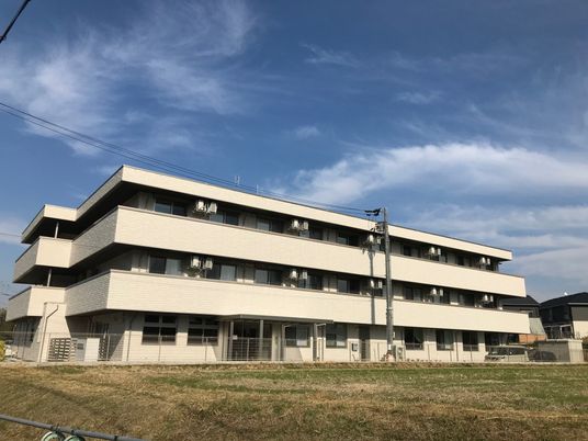 モダンな建物の施設外観