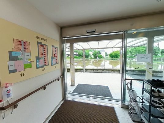 案内掲示と玄関エリア