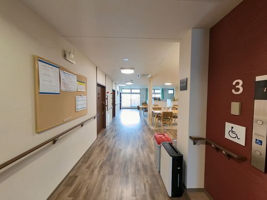 明るい廊下と開放的な食堂