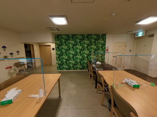 緑の壁紙の食堂