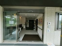 エントランスの明るい様子