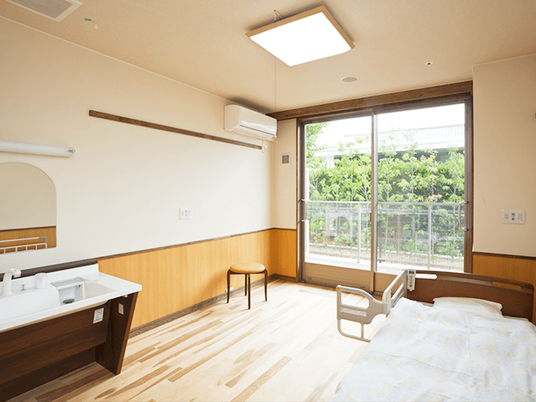 明るい個室の居室  