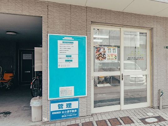 掲示板のある出入口  