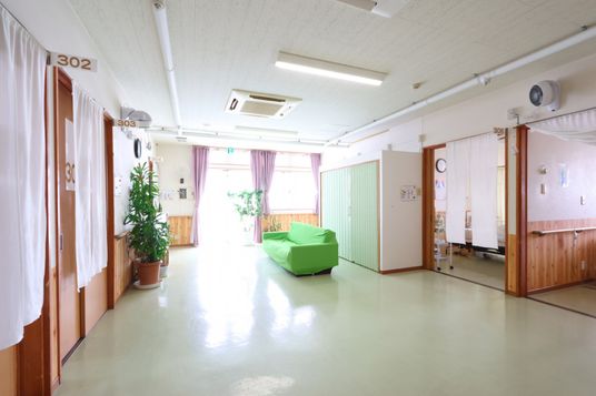 自然光が差し込む廊下