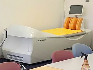 機械浴槽のある浴室  