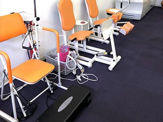 機能訓練機器が並ぶ室内  