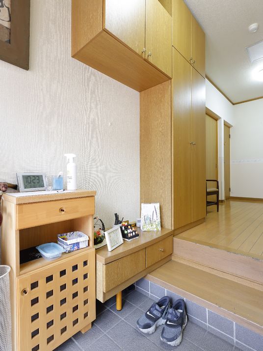 玄関のスリッパと靴棚