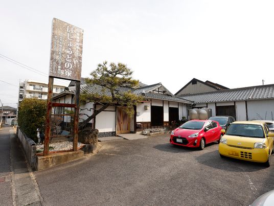 和風の建物エントランス