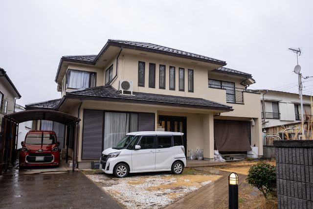 家庭的な外観の建物 外観 落ち着いた住宅街に溶け込む外観です。広々とした駐車スペースがあり、来訪時も安心です。