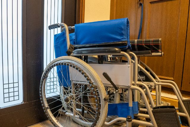 車椅子のある和室 車椅子 和の趣が感じられる部屋には、移動の便を考えた車椅子が備え付けられております。安心して日々を過ごせる環境が整っています。