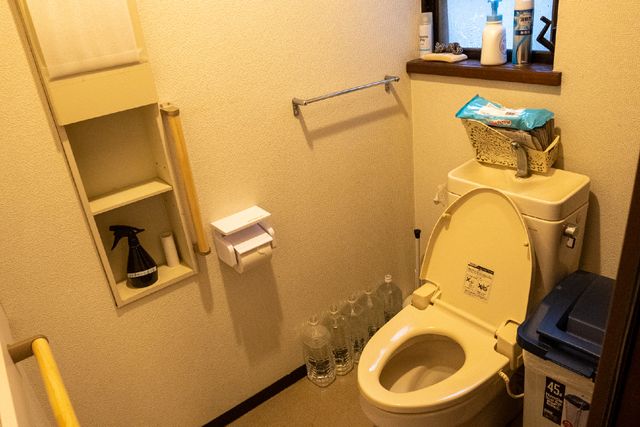 手すり付きトイレ空間 トイレ 手すりが設置された清潔なトイレスペースです。使いやすさを考えた配慮が随所にみられ、快適な日常生活のサポートに役立っています。