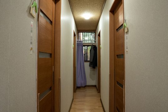 木目調の静かな廊下