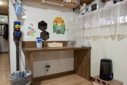 デスクとアートの壁面