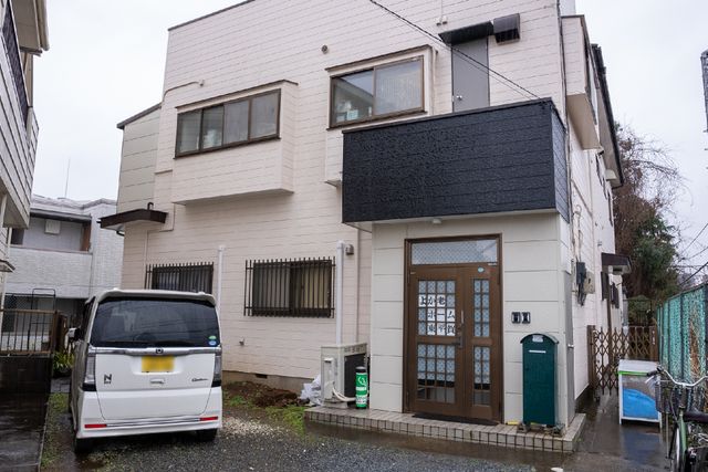 清潔感ある建物外観 外観 落ち着いた色合いの外壁を持ち、日々の暮らしやご活動に適した環境が整っています。安心して新たなキャリアを考えることができるでしょう。