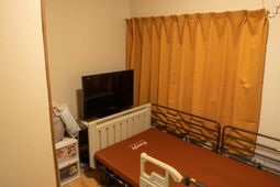 ベッドとテレビの居室