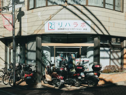 訪問看護の看板がある外観  