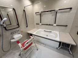 手すり付きの洗面所