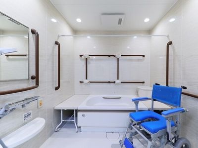 バリアフリー設計の浴室