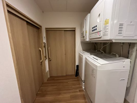 木目調の落ち着いた廊下