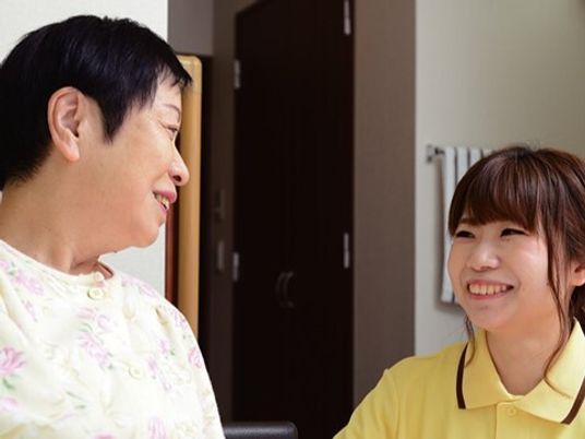 笑顔のスタッフと入居者