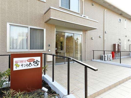 明るいエントランスと案内看板