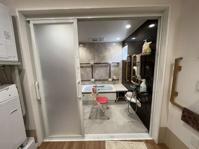 バリアフリー設計の浴室