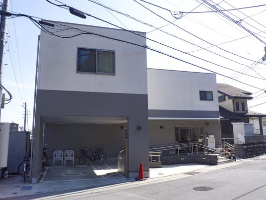 車椅子対応の建物外観