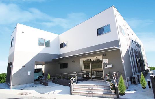 スタイリッシュな建物の外観