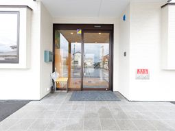 ガラス扉のエントランス